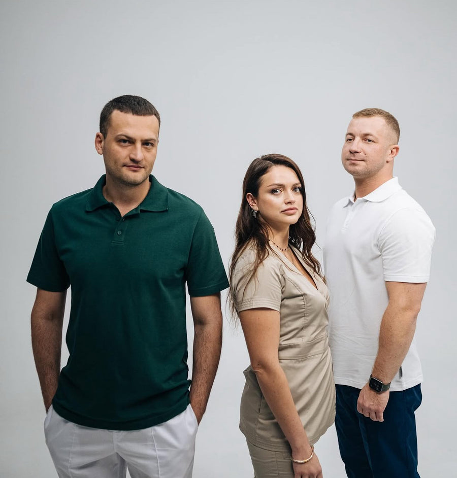 Trzy osoby w zielonych i jasnych uniformach InWhite