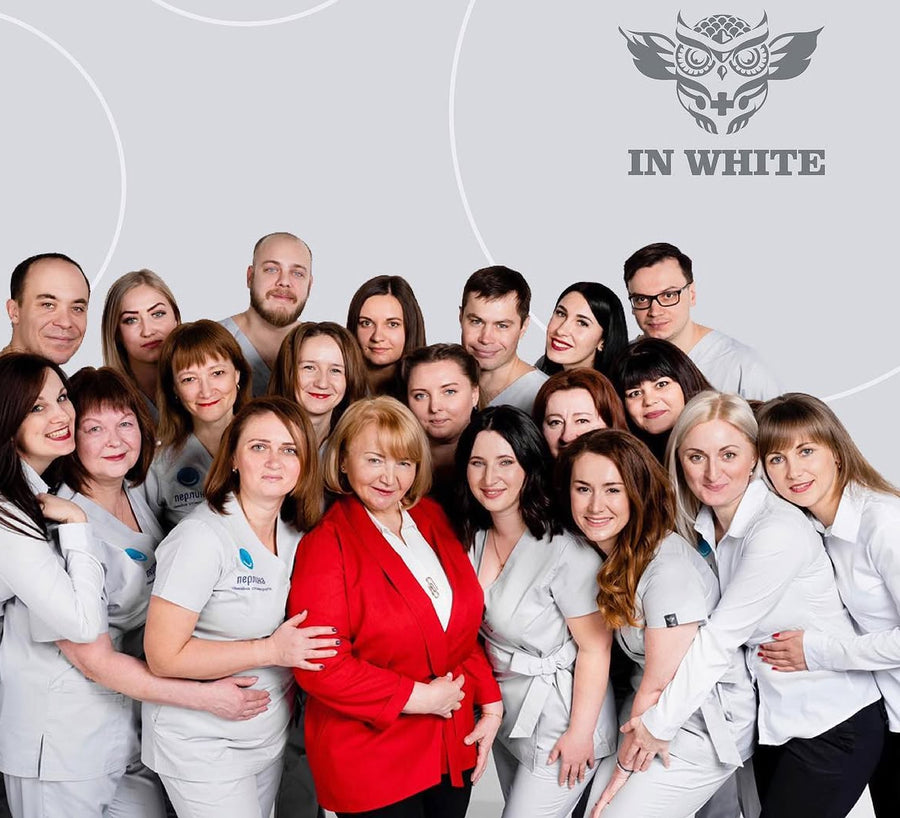 Grupa w uniformach medycznych na tle logo InWhite