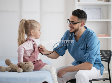 So wählen Sie medizinische Kleidung für die Arbeit mit Kindern oder älteren Menschen aus So wählen Sie medizinische Kleidung für die Arbeit mit Kindern oder älteren Menschen aus