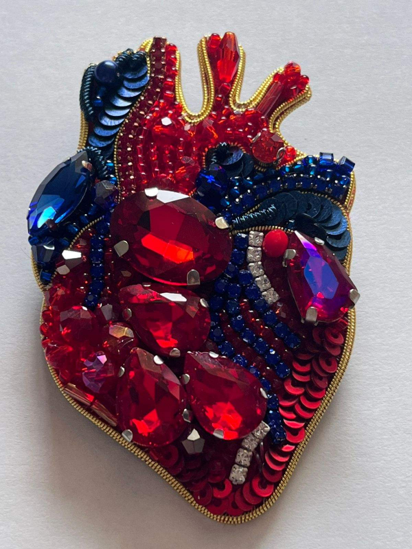 Broszka "Czerwone serce, niebieskie kamienie" Ręcznie robiona