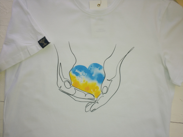 Koszulka medyczna 6600 biała Serce w dłoniach Ukraina
