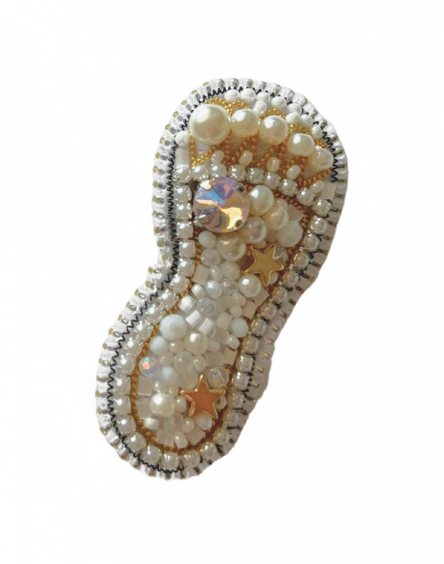 Брошь "Стопа белая со звездой" ручная работа