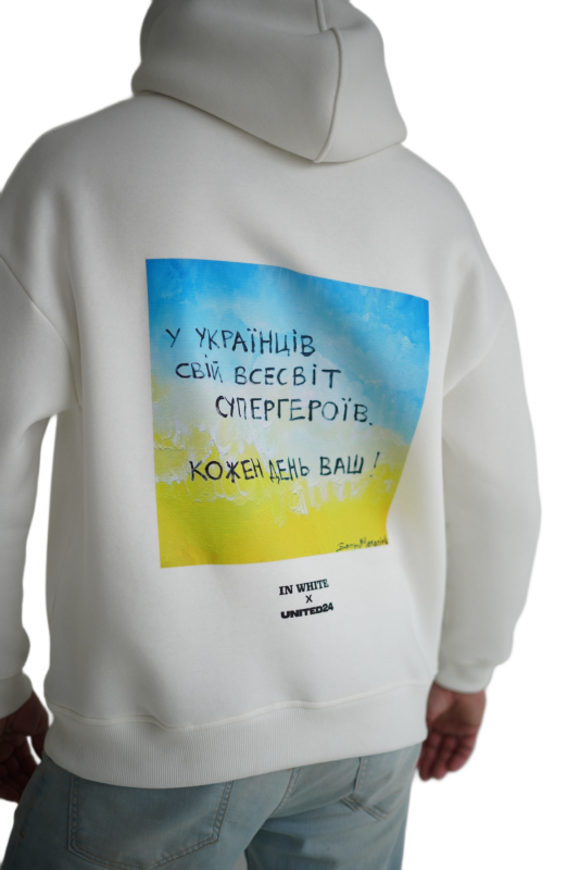 Hoodie 2400 Print „Die Ukrainer haben ihr eigenes Universum voller Superhelden. Jeder Tag gehört dir.“
