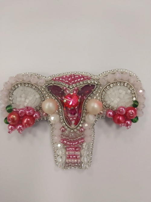 Брошка "Матка рожевий камінь" Ручна робота